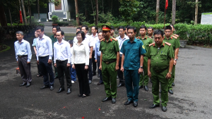 Dâng hương tưởng niệm tại Nghĩa trang Trung ương Cục miền Nam