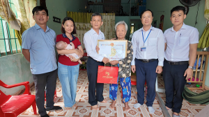Thăm hỏi, chúc thọ các cụ 90, 95, 100 và trên 100 tuổi tại trên địa bàn phường