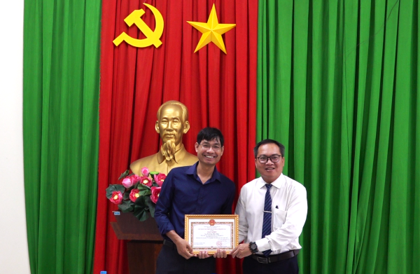 UBND xã Trị An trao khen thưởng đột xuất cho viên chức đạt Giải Báo chí Toàn quốc năm 2025