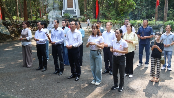 26 4 2026 dua xe dap ve chien khu 3